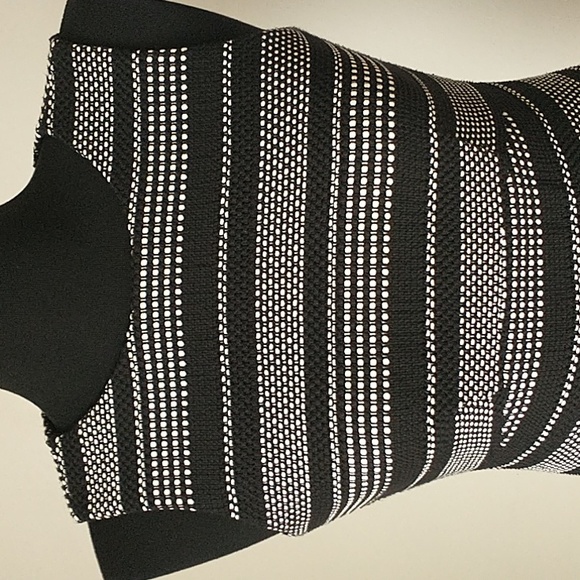 Black and White Sleeveless Dress - Picture 2 of 8